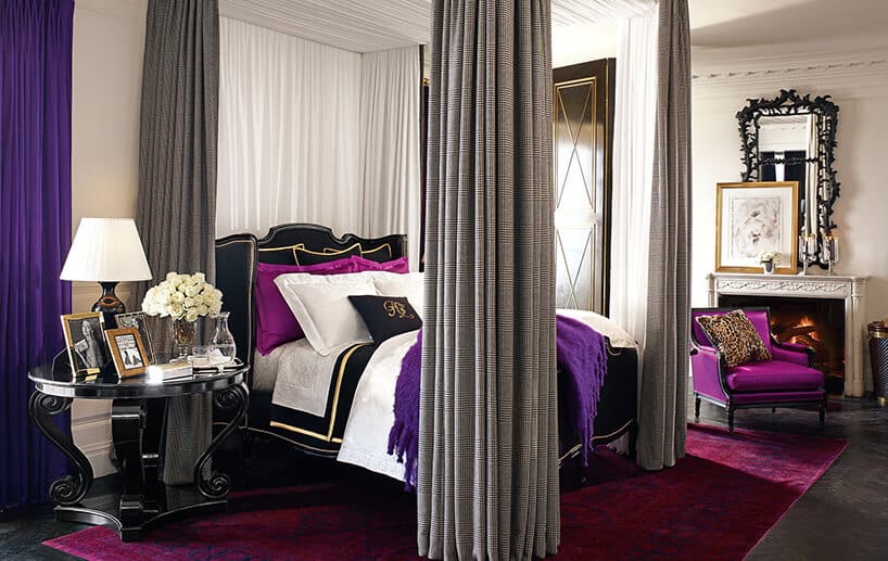 duża sypialnia z łóżkiem w kolorach biało-fioletowych