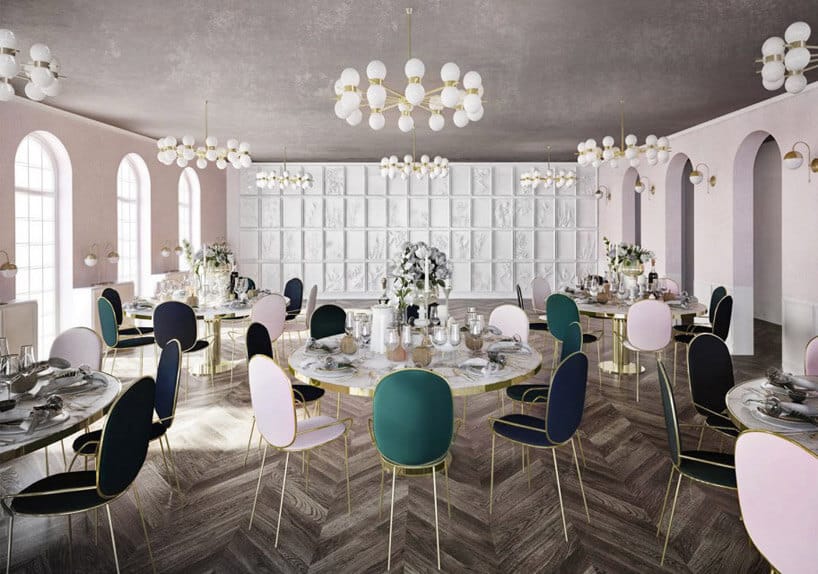 sala do zabawa z krzesłami w różnych kolorach