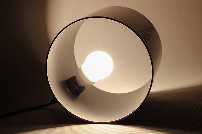 lampa w metalowym walcu