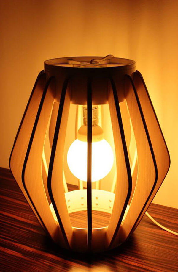 lampa stojąca z drewnianym kloszem