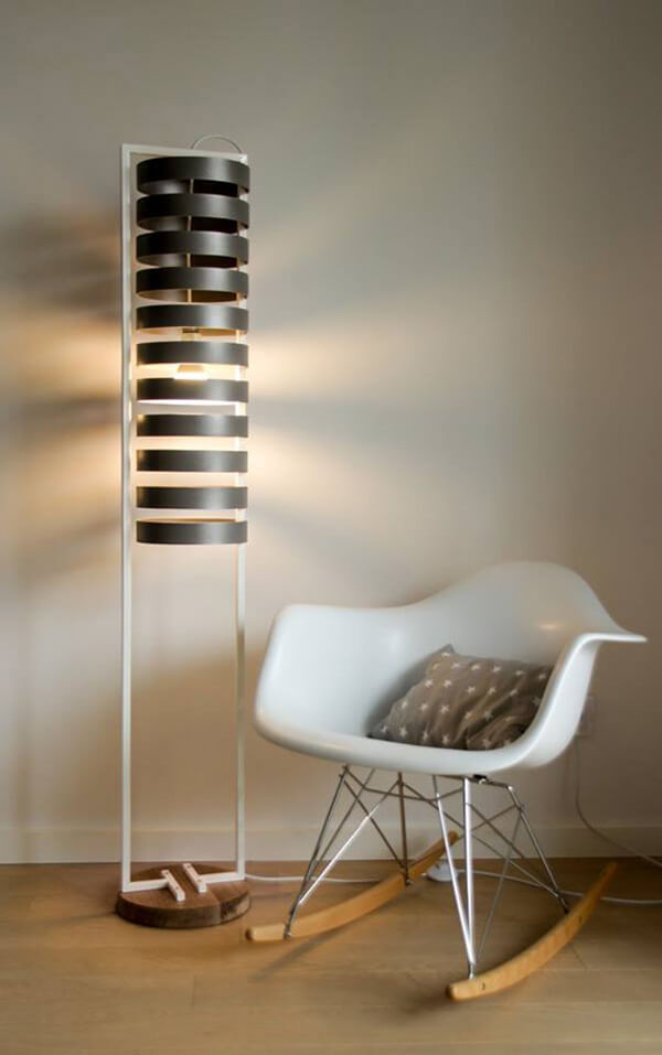 wysoka stojąca lampa