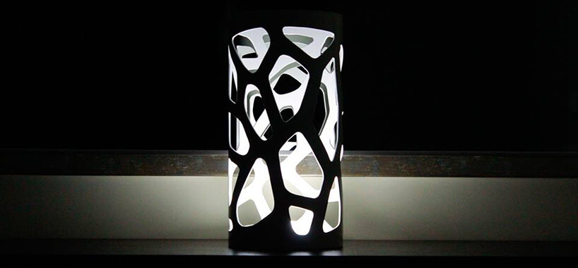 lampa nocna z geometrycznie wyciętym kloszem