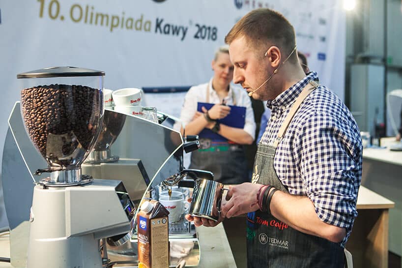 barista przygotowujący kawę