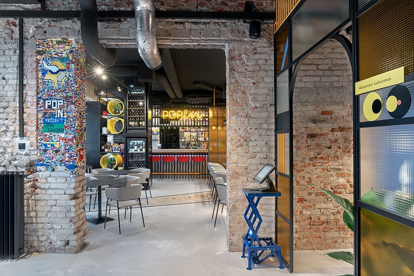 wnętrze restauracji POP in projektu Sikora Wnętrza ceglane ściany z wmontowanymi klockami LEGO w jeden z filarów