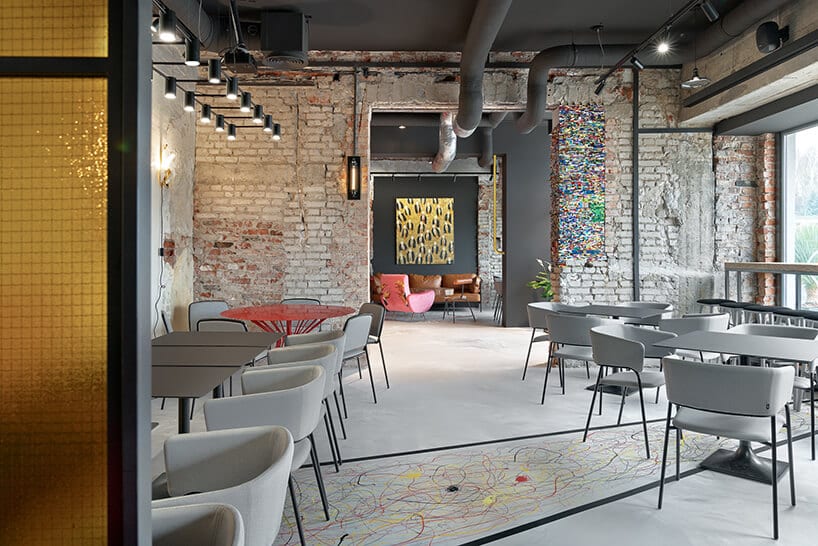 wnętrze restauracji POP in projektu Sikora Wnętrza biała podłoga z elementem w kolorowe wzory