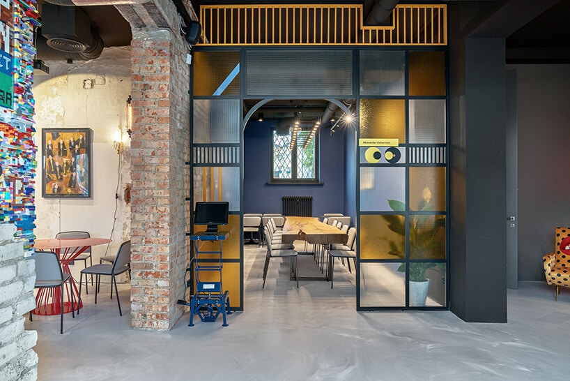wnętrze restauracji POP in projektu Sikora Wnętrza wydzielona przestrzeń z długim stołem z drewnianym blatem z białymi krzesłami