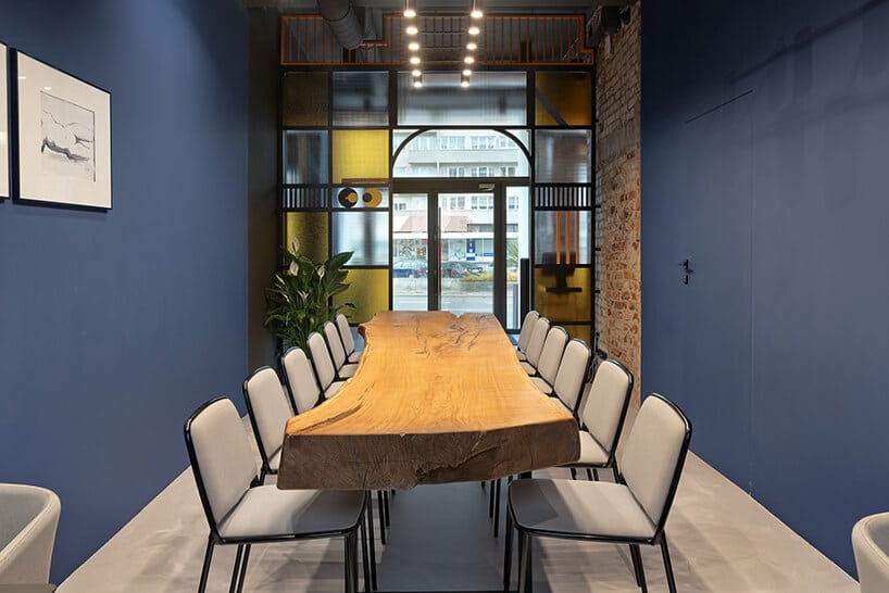 wnętrze restauracji POP in projektu Sikora Wnętrza stół z drewnianym blatem z białymi krzesłami