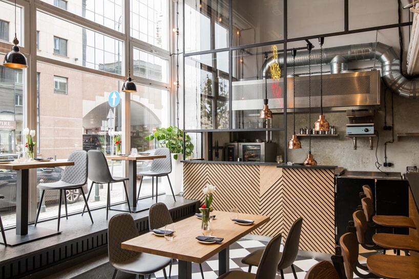 wnętrze restauracji Gruby Josek z biało-czarną podłogą
