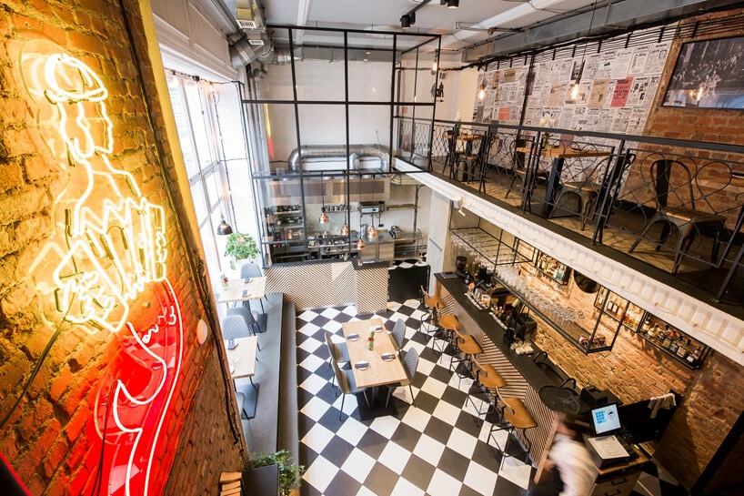 zdjęcie z antresoli w restauracji w stylu lat 20