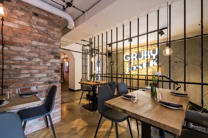 zdjęcie restauracji z odsłoniętymi ceglanymi ścianami