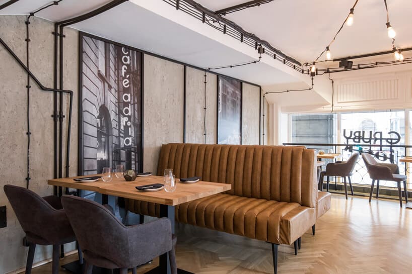 drewniany stolik w restauracji z kanapą i krzesłami