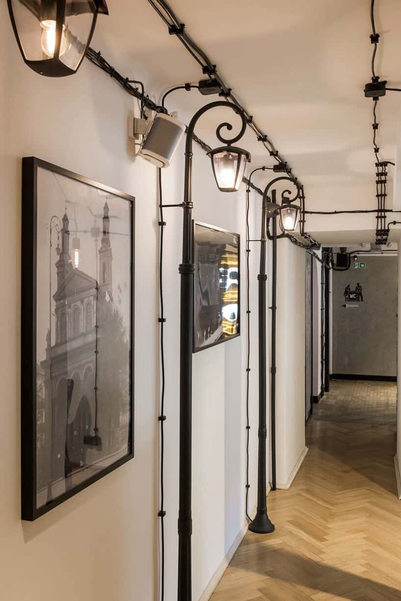 biały korytarz z oświetleniem w stylu lamp ulicznych