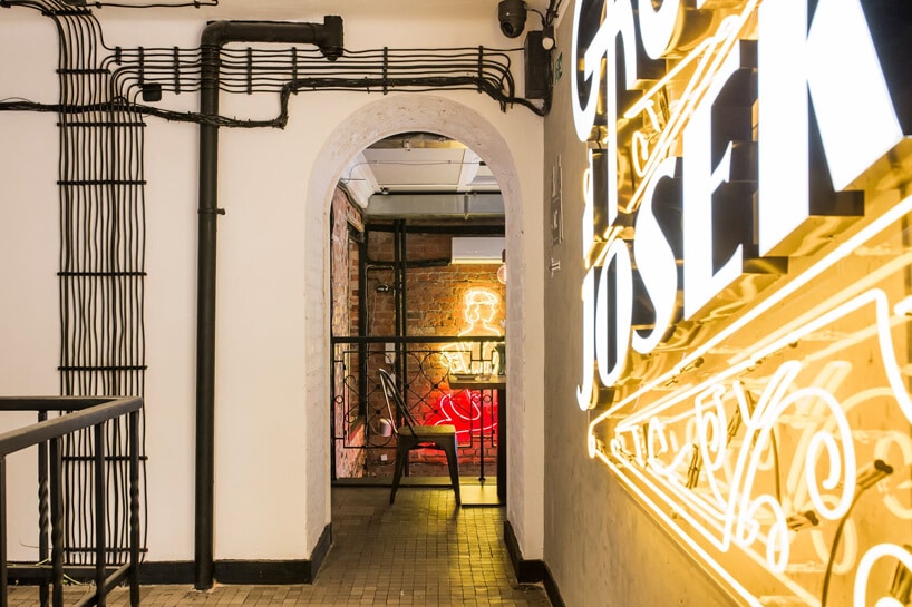 duży neon na ścianie restauracji Gruby Josek