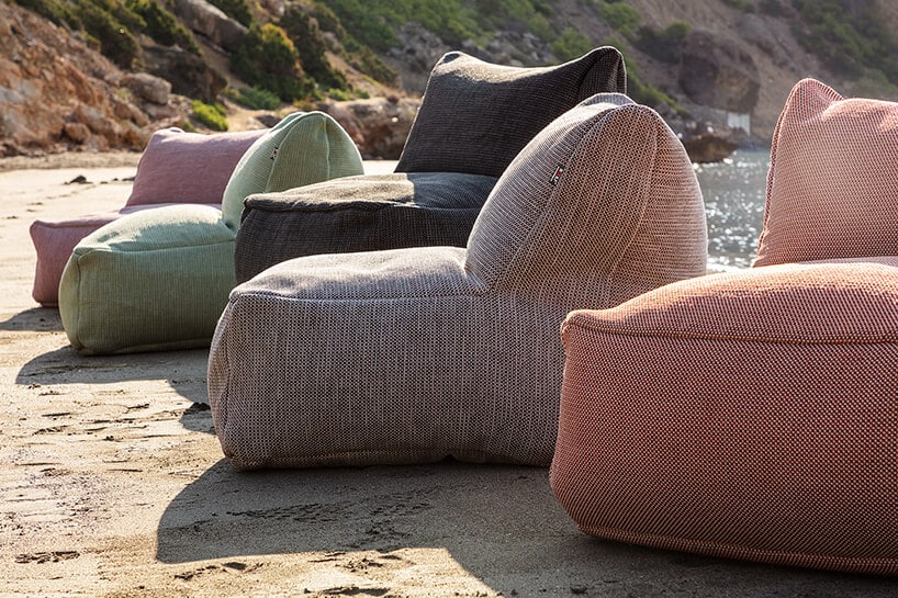 pięć kolorowych puf materiałowych na mokrej plaży nad morzem