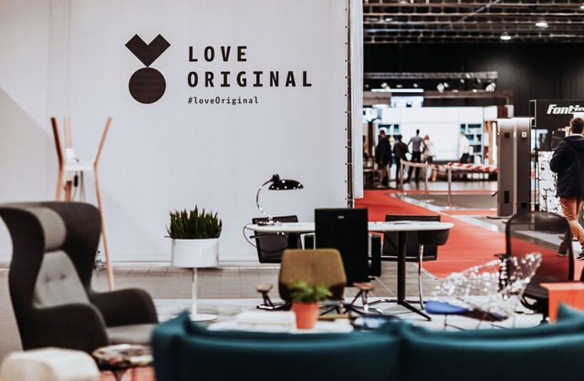 kilka oryginalnych eleganckich mebli na stoisku z napisem #loveOriginal