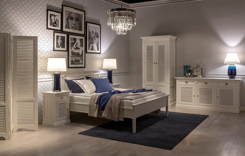 sypialnia w stylu retro oraz glamour z jasnymi meblami i szarą ścianą z retro wzorem i dodatkami niebieskimi