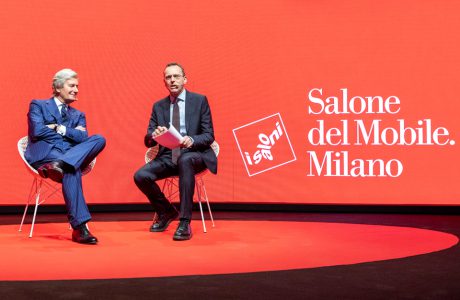dwóch prowadzących siedzących scenie podczas konferencji prasowej Salone del Mobile 2019