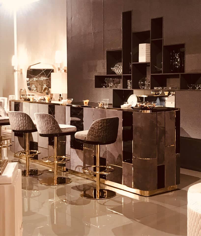 ekskluzywny brązowy mały bar ze złotymi wykończeniami i krzesłami barowymi glamour