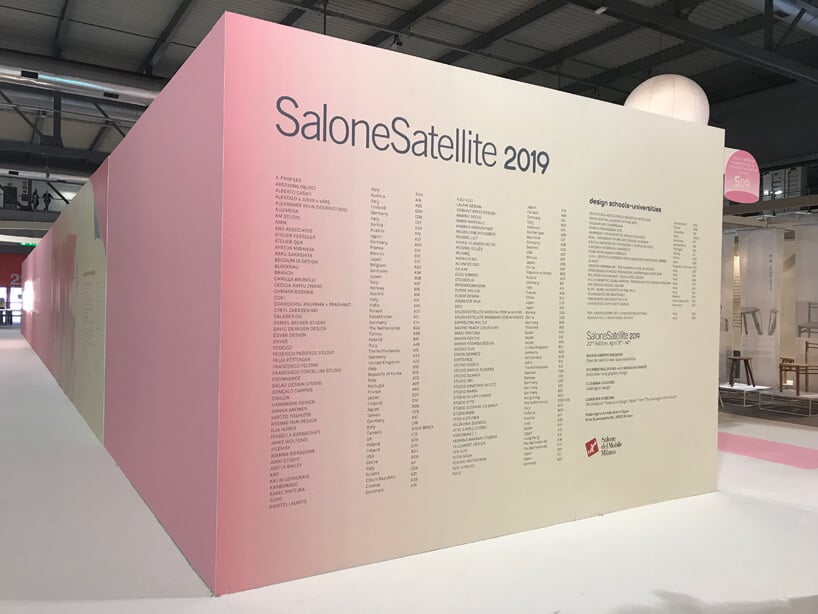 biało-różowa ściana z listą wystawców SaloneSatelitte 2019