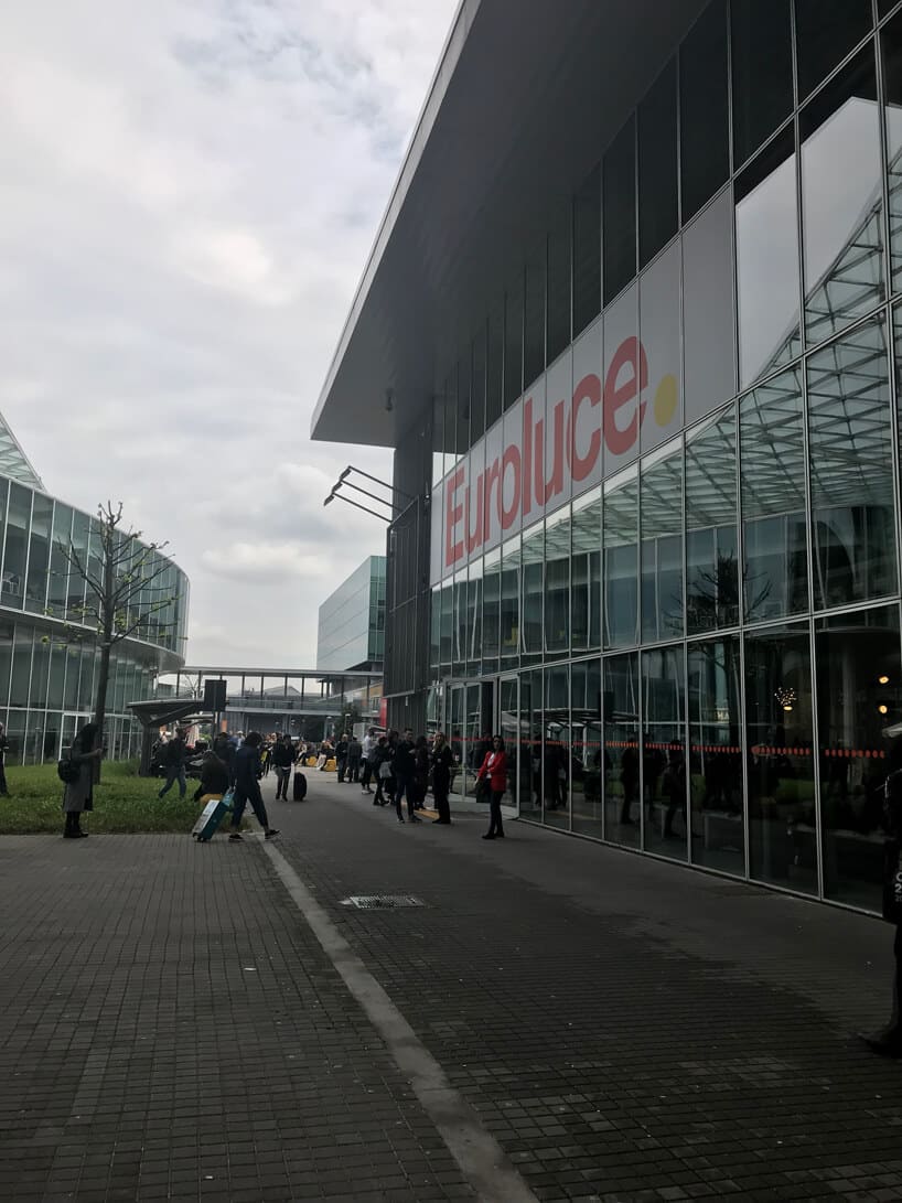 zdjęcie hali z przeszklonym frontem i napisem Euroluce
