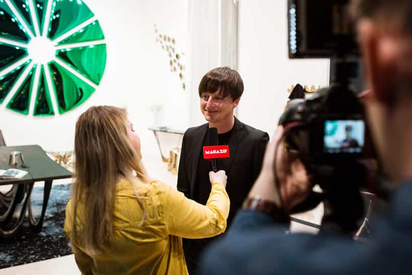 Oskar Zięta podczas wywiadu dla MAGAZIF na tle swojego zielonkawego lustra