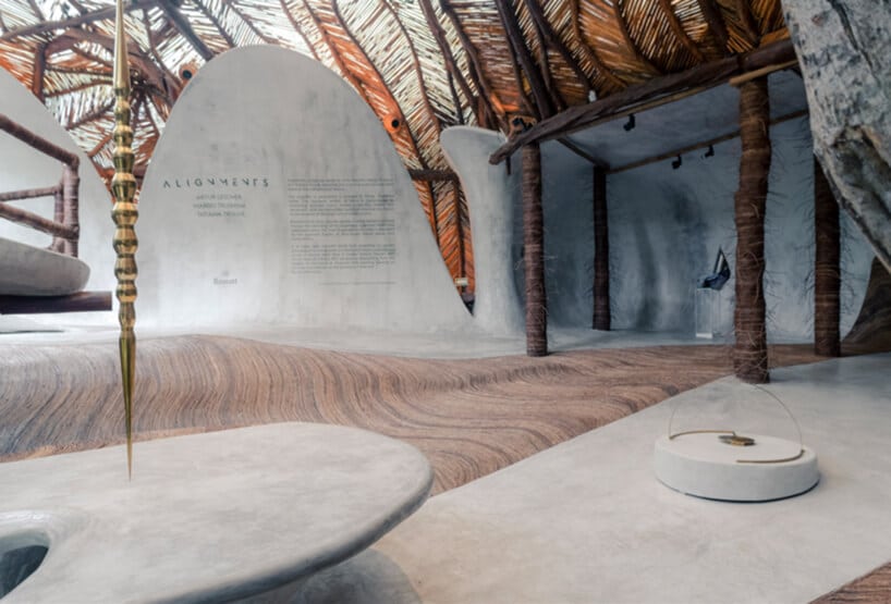 jasne wnętrze muzeum z kamiennymi siedziskami pod drewnianym dachem