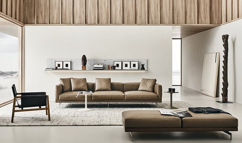 elegancka brązowa skórzana sofa Dock od B&B Italia w jasnym salonie na dużym dywanie