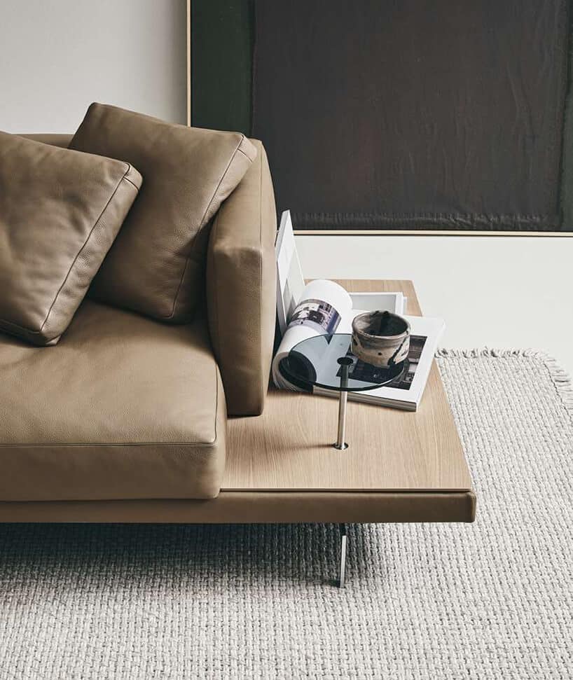 nowoczesna brązowa sofa Dock od B&B Italia ze zbliżeniem na małą szklaną podstawkę wmontowaną w sofę