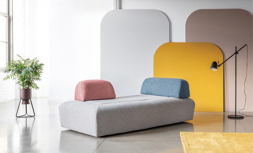 szara sofa Miu Magic od Miu Form z niebieską i czerwoną poduszką