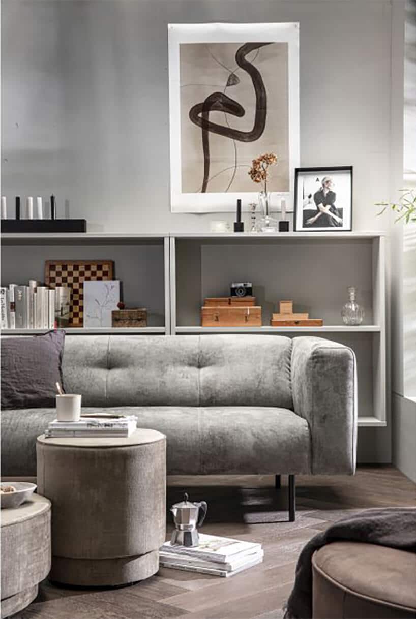 nowoczesna szara sofa Skin od na ciemnej drewnianej podłodze Woood