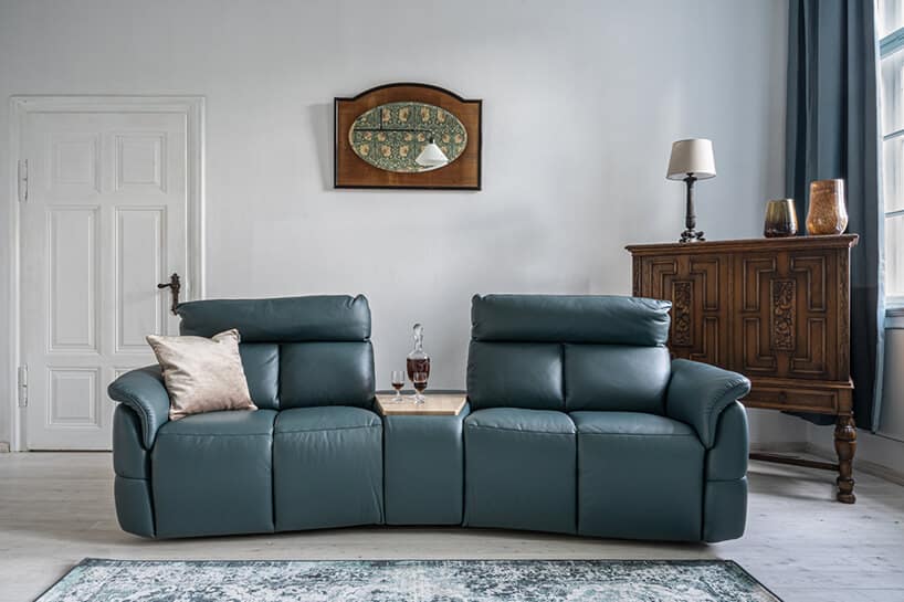 ciemno niebieska sofa modułowa od Gala Collezione z barem skośnym