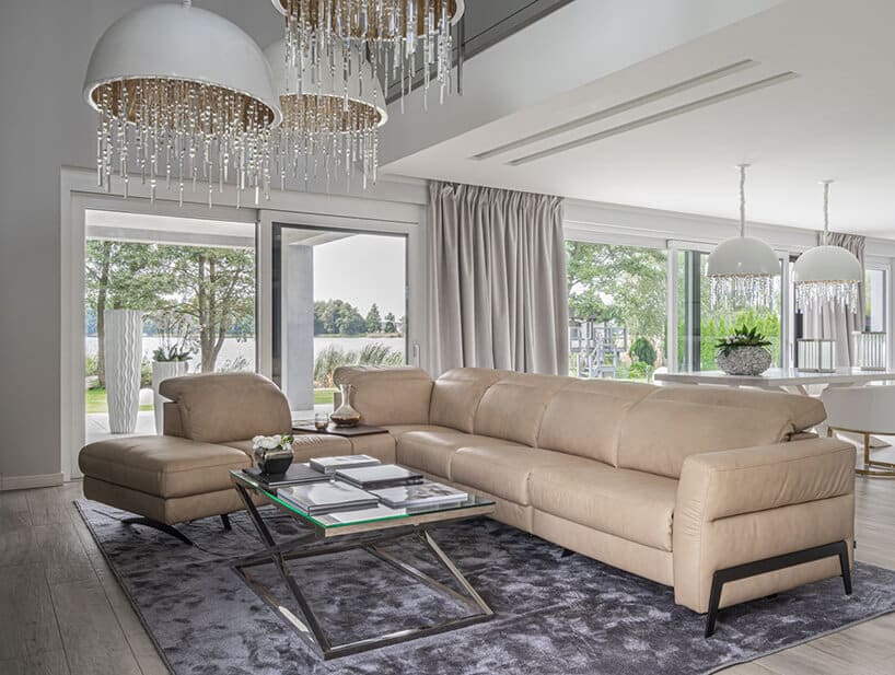 beżowa sofa modułowa od Gala Collezione z barkiem pomiędzy modułowami
