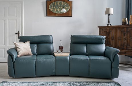 ciemno niebieska sofa modułowa od Gala Collezione z barem skośnym