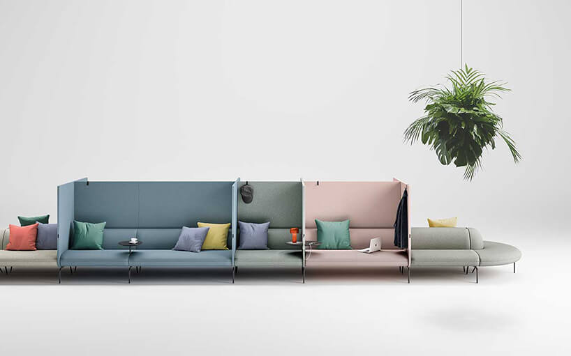 długa kolorowa sofa z podziała oraz różnokolorowymi poduszkami