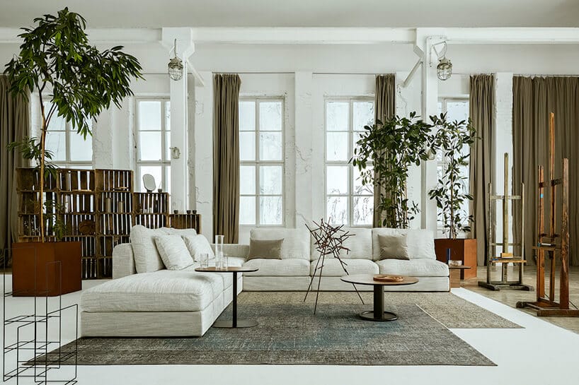 salon z dużym udziałem kanapa w kolorze białym oraz drewnianych dodatków i zieleni
