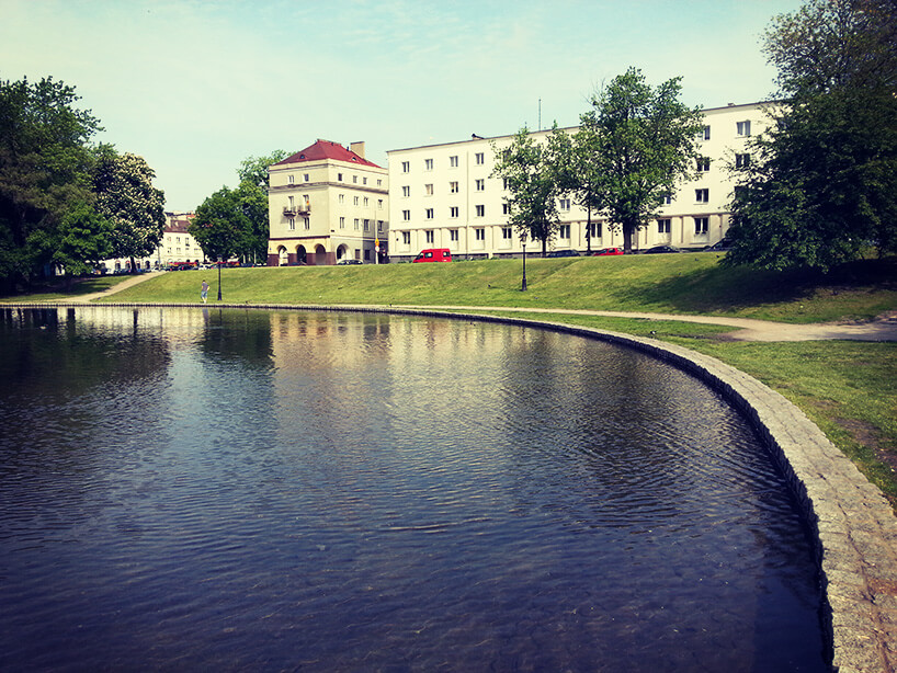 sztuczny staw w miejskim parku