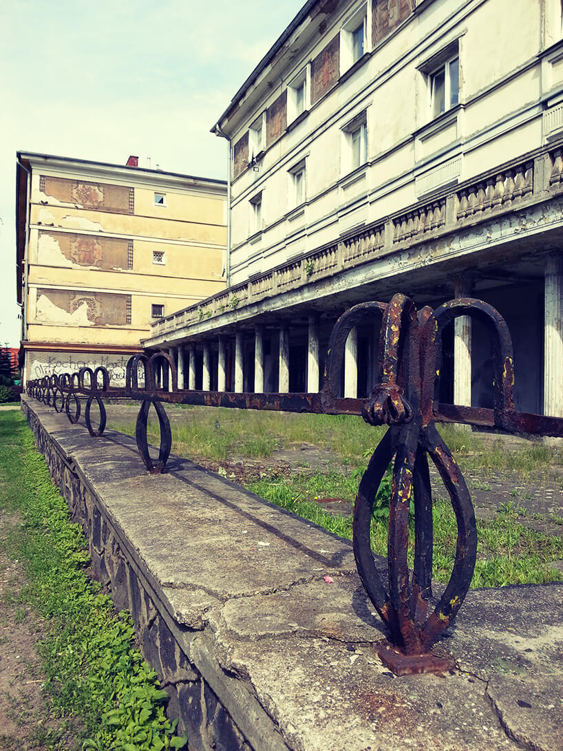metalowe zdobienia przy tarasie na parterze