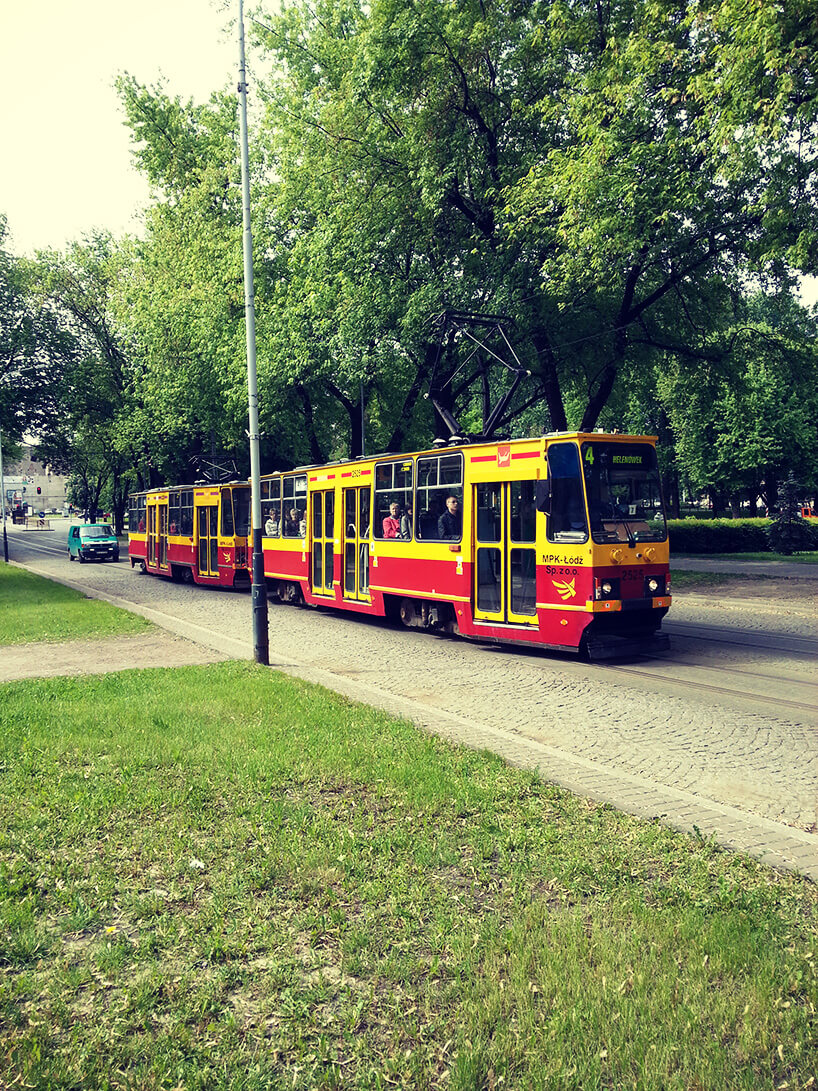 tramwaj linii 4 przejeżdżający mijający park
