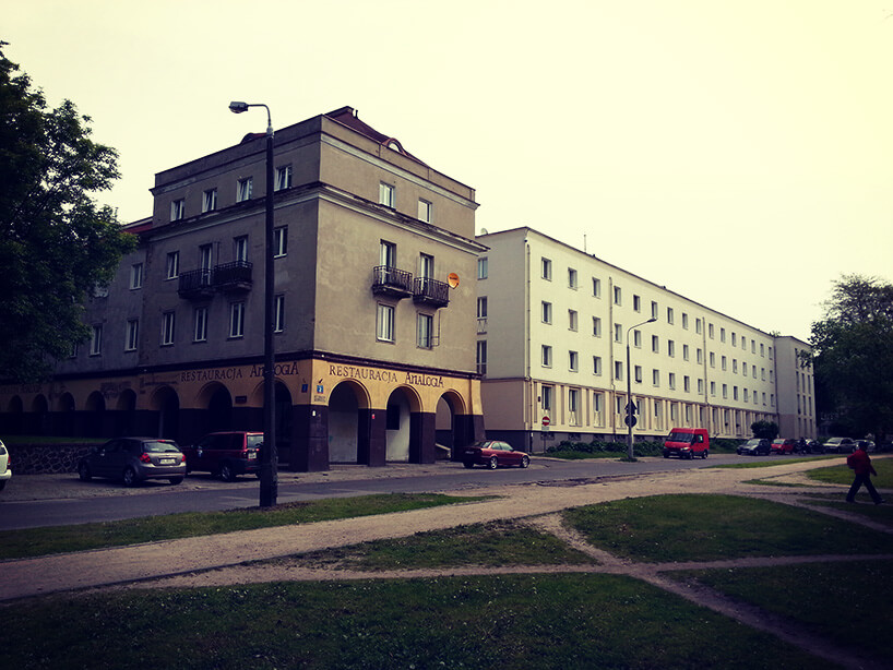 kamienica narożna z żółtymi podcieniami