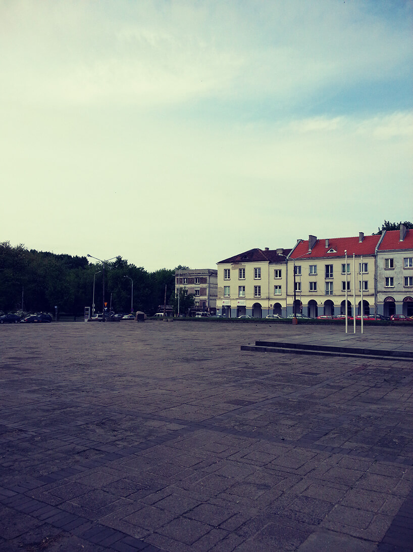 duży plac zakończony parkiem i kamienicami