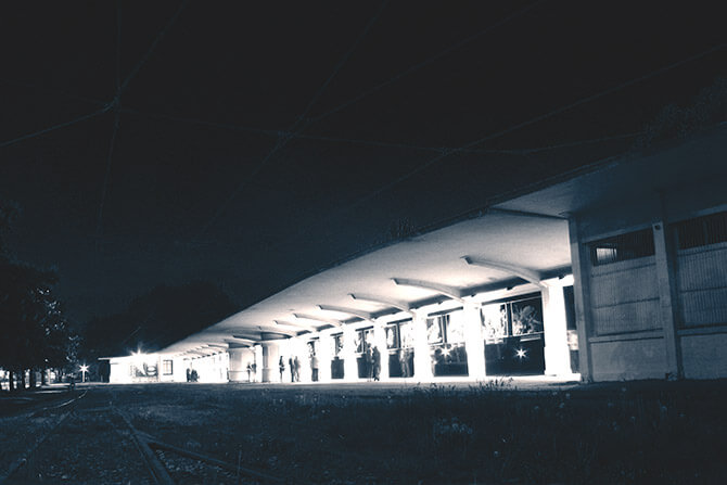 oświetlona zajezdnia tramwajowa nocą