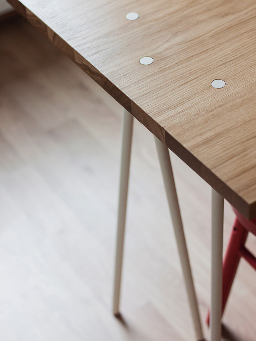 część drewnianego blatu stołu z dodatkową nogą
