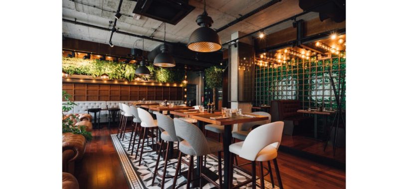 kolekcja krzeseł barowych alora dla fameg w restauracji nadwiślańska