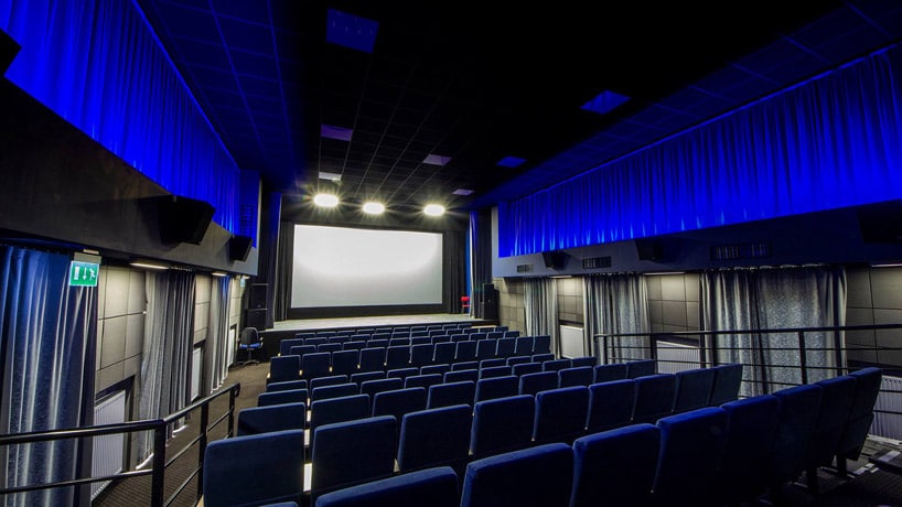 sala kinowa z niebieskim podświetleniem