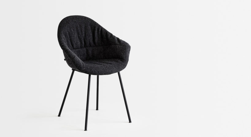 czarne krzesło z z owalnym oparciem na cienkich czarnych metalowych nogach