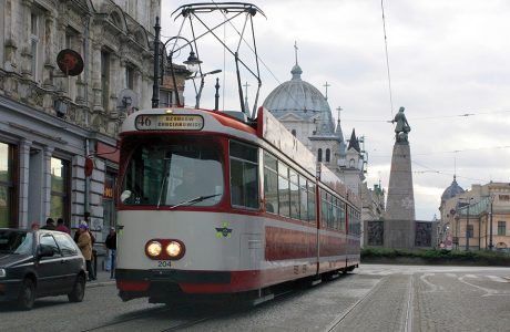 czerwony tramwaj wyjeżdżający z placu Wolności w Łodzi