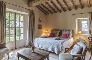 styl prowansalski w sypialni drewniany sufit duże drewniane okna