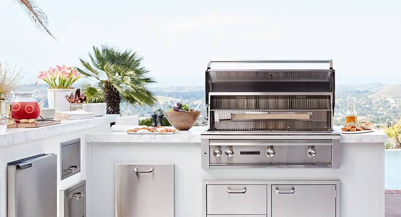 srebrny stylowy grill Sedona by Lynx osadzony w biały blacie na zewnątrz