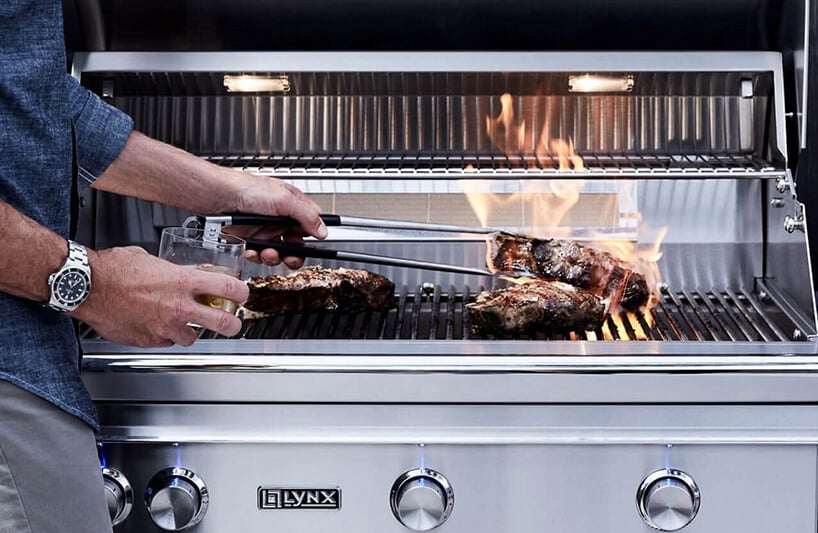 stylowy grill Lynx podczas przygotowywania steków przez mężczyznę