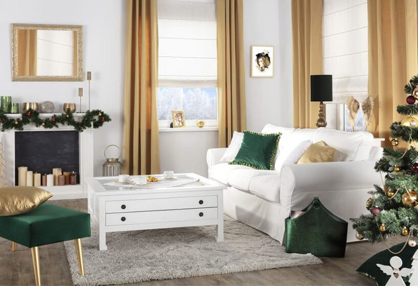 białe wnętrze z kanapą z poduszkami w kolorze zielonym oraz złotymi zasłonami